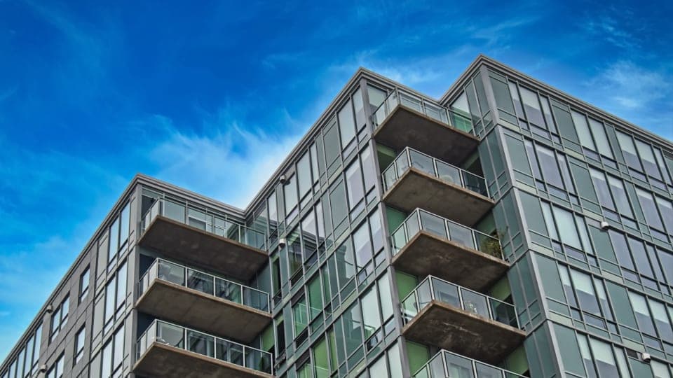 Qué es un agente de IA inmobiliario (y en qué se diferencia de un chatbot)