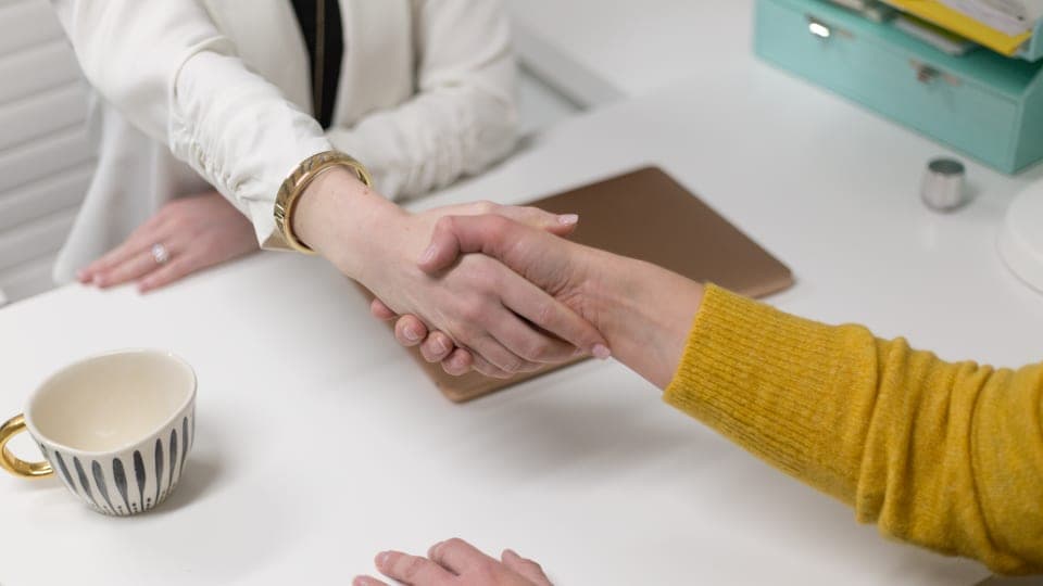 Seguimiento de leads inmobiliarios: la secuencia que convierte interesados en visitas